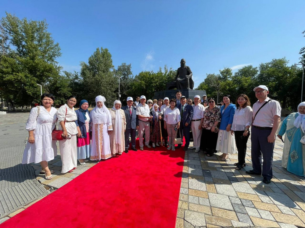 Ылғал трусики киген әдемі қыз